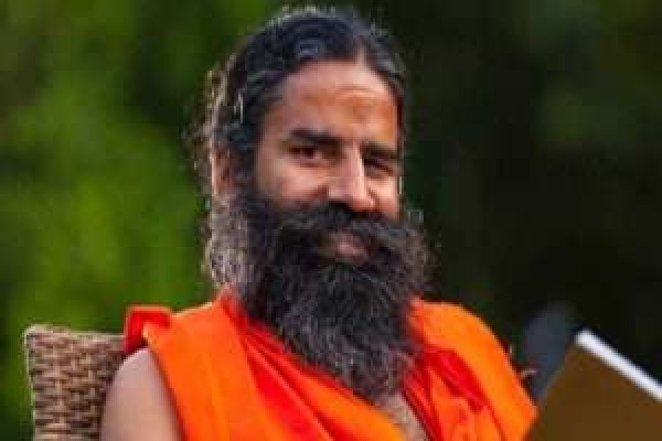 कोरोना वायरस के चलते बाबा रामदेव ने फूलों से जमकर खेली होली,