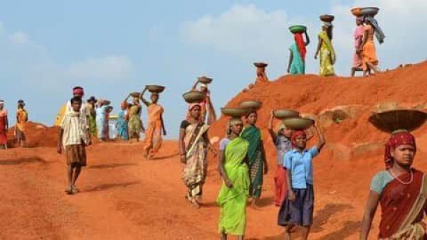 मनमोहन से मोदी सरकार ने तीन गुना ज्यादा दिया मनरेगा में पैसा, रोजगार भी बढ़ा