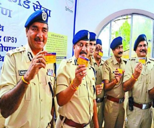 ट्रैफिक पुलिस की चेकिंग से बचने के लिए बनवाओ स्मार्ट यलो कार्ड, जानें- इसके बारे में