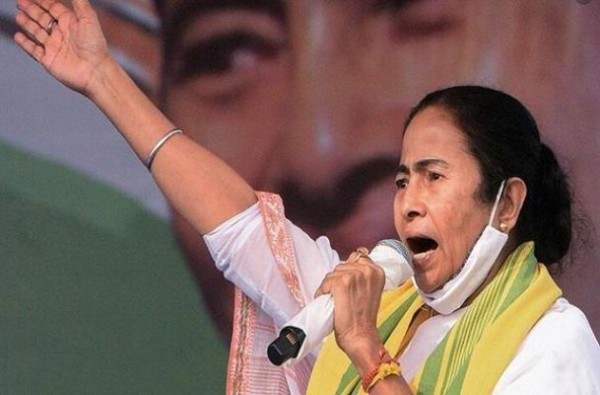 ममता बनर्जी ने चक्रवाती तूफान से हुए नुकसान पर प्रधानमंत्री मोदी को सौंपी रिपोर्ट