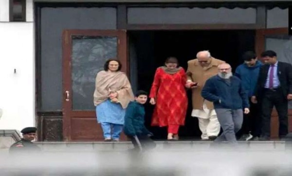 नजरबंद उमर से मिले फारूख अब्दुल्ला, भर आई दोनों की आंखें