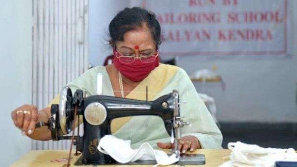 भारत की फर्स्ट लेडी सविता कोविंद ने पेश की मिसाल, शक्ति हाट में सिले फेस मास्क