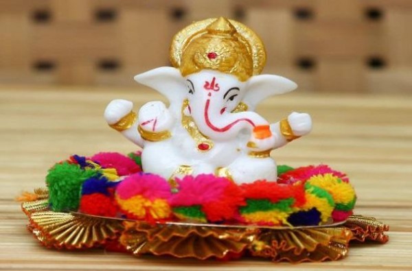 रक्षाबंधन पर अपने इष्टदेवों को जरूर बांधें रक्षा सूत्र, परिवार में बनी रहेगी सुख-समृद्धि