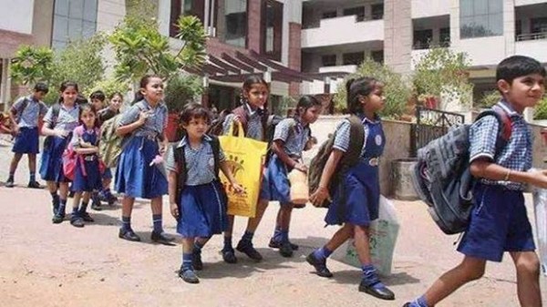 कोरोना और प्रदूषण से डरे पेरेंट्स, अभी भी बच्चों को नहीं भेजना चाहते स्कूल