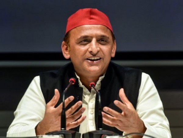 जब अखिलेश यादव और उनके लोगों ने लाल टोपी पहन ली