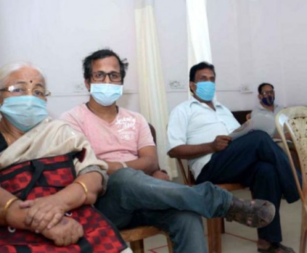 कोरोना का टीका लगवाने के लिए सेंटर्स पर उमड़ी बुजुर्गों की भीड़