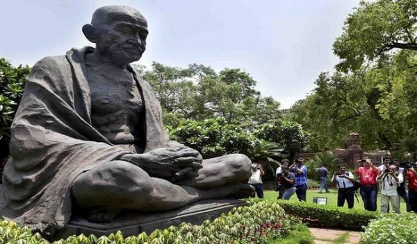 वाजपेयी के कहने पर तय हुआ था गांधी की मूर्ति का स्थान, जो बन गया है धरना स्थल