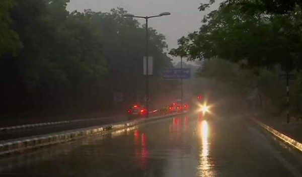 सर्द हवा के बीच दिल्ली में बारिश, कई स्थानों पर ट्रैफिक जाम की स्थिति