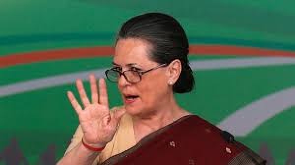 कोरोना से लड़ने के लिए सोनिया ने एकजुट होने की अपील की