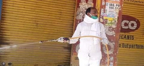 जब भाजपा विधायक बने सैनिटाइजर छिड़काव कर्मी,स्वयं किया छड़काव