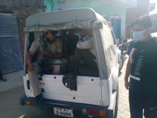 मवेशी काटते हुए चार  कसाईयों को पुलिस ने  किया गिरफ्तार