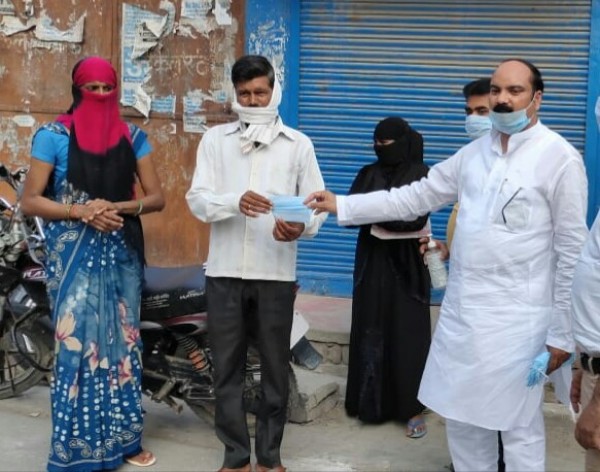 सांसद शाहजहांपुर ने मास्क बांटे और कुछ सुझाव दिए