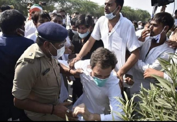 यूपी पुलिस की धक्का-मुक्की में राहुल गांधी जमीन पर गिरे, हुए गिरफ्तार