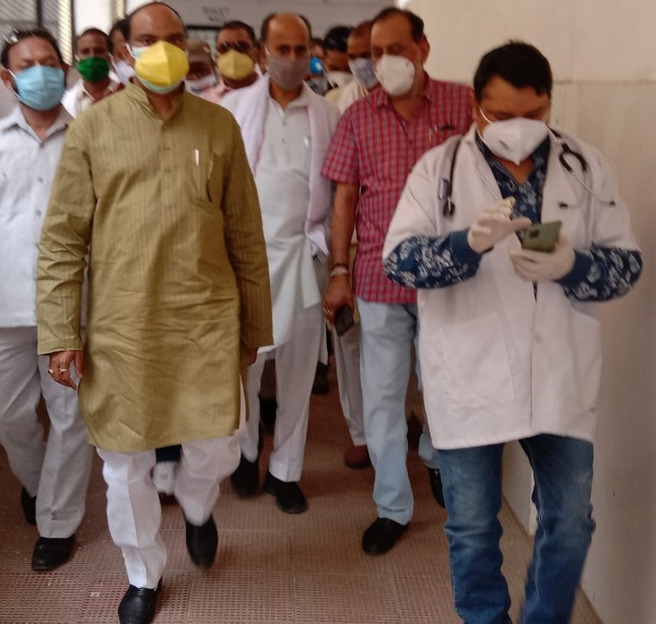 सांसद शाहजहांपुर ने पुवायां विधानसभा के सभी पीएचसी के वैक्सीनेशन सेंटरो का किया निरीक्षण
