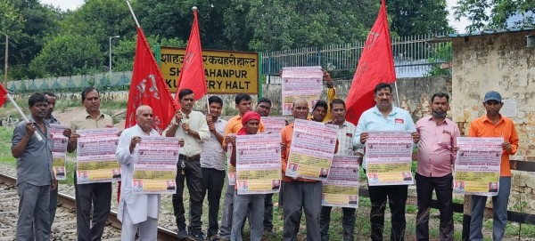 रेलवे का निजीकरण के विरोध में एनआरएमयू शाहजहांपुर ने प्रचण्ड चेतावनी दिवस मनाया 
