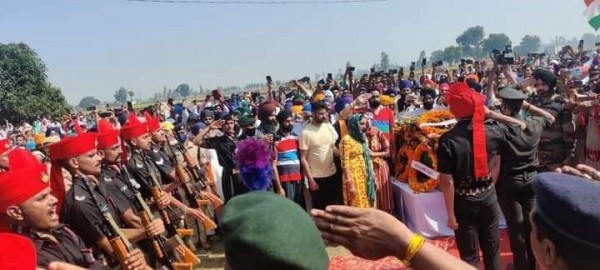 जम्मू के आतंकी हमले में शहीद शाहजहांपुर के सैनिक सारज सिंह की सैनिक सम्मान के साथ अंत्येष्टि        