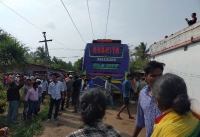 ओडिशा में बिजली के तार की चपेट में आयी बस, छह की मौत, 40 झुलसे