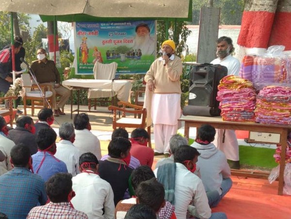 जेल में दुष्कर्मीआशा राम बापू का बैनर लगा कर हुआ सत्संगऔर बांटे कम्बल,पत्रिकाएं  