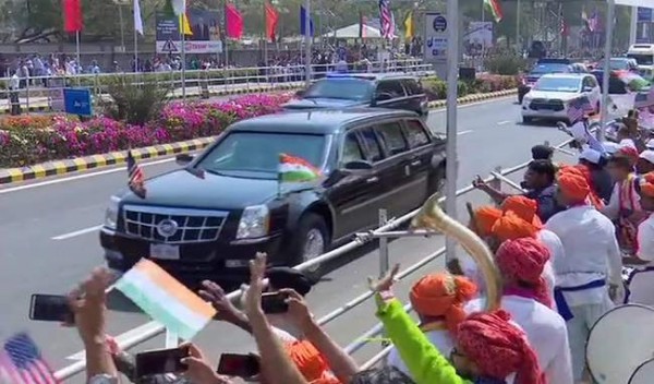 ट्रंप और मोदी ने शुरू किया रोड शो, काफिला साबरमती आश्रम से मोटेरा के लिए रवाना