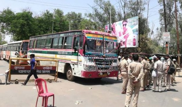 तीन हजार छात्र अपने घरों को रवाना