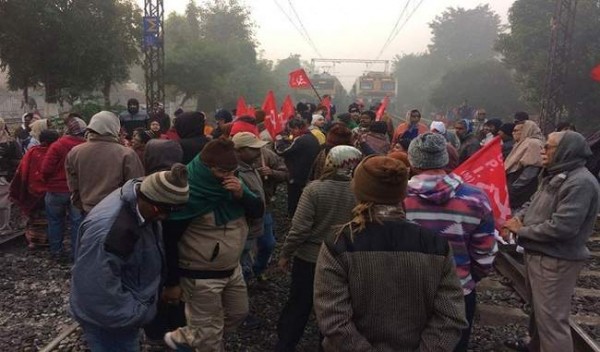 ट्रेड यूनियनों की हड़ताल, कई राज्यों में रोकी गई ट्रेनें, सड़कें की गईं ब्लॉक